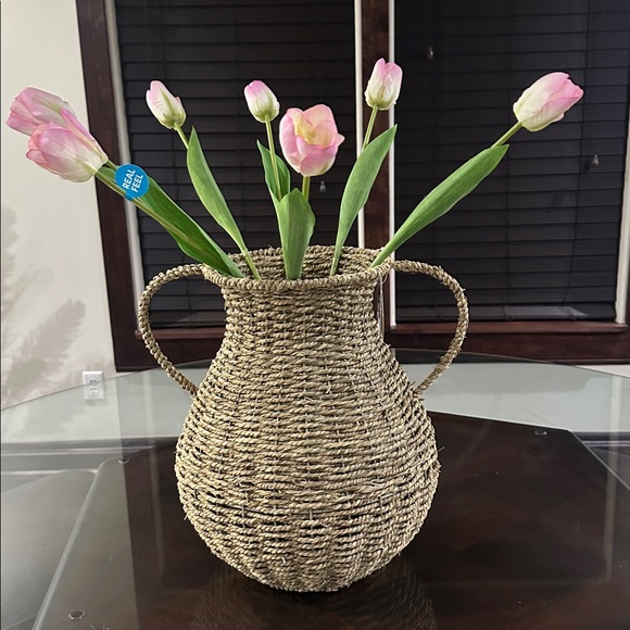 🌸NEW Oversized rattanBasket with 🌷 tulips.